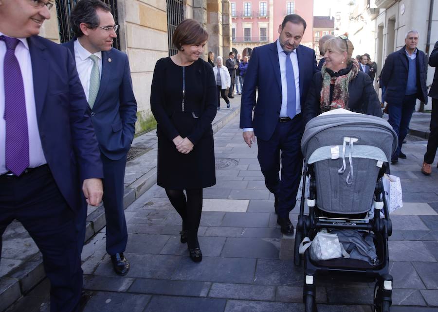 El ministro de Fomento, José Luis Ábalos, se reunió este jueves con el alcalde de Oviedo, Wenceslao López, en el Ayuntamiento. Más tarde, se desplazó a Gijón para reunirse con la alcaldesa de la ciudad, Carmen Moriyón.
