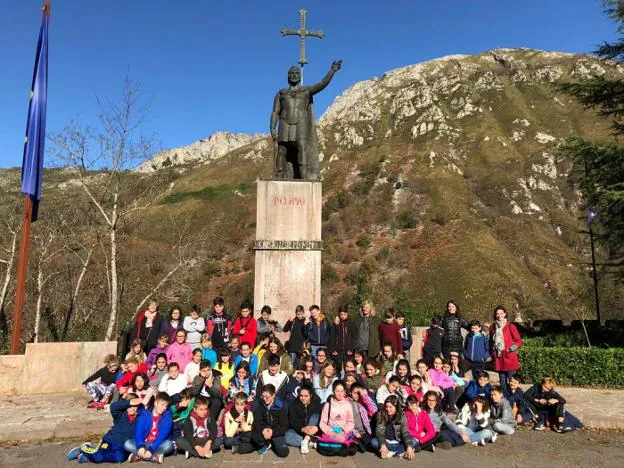 Escolares de L'Ablanu en Covadonga. 