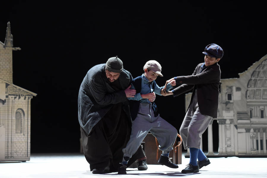 'Tosca' alzó el telón del Teatro Campoamor para encandilar al público ovetense. La obra de Puccini es una de las más escuchadas de la historia de la temporada de la Ópera de Oviedo, pero no defrauda. Para esta edición se han programado un total de cinco funciones.