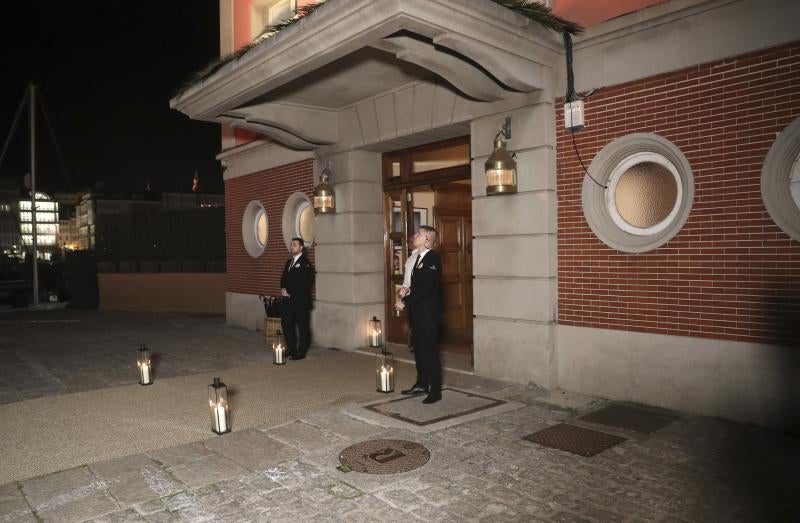 Marta Ortega y Carlos Torretta ya son marido y mujer. Se han casado en una ceremonia íntima, con apenas medio centenar de invitados, un día antes a la gran celebración de este sábado. Entre los invitados, que han disfrutado de un cóctel en el Real Club Náutico de A Coruña, se encuentran la amazona Athina Onassis, la arquitecta Elsa Urquijo y los modelos Jon Cortajarena y Eugenia Silva.