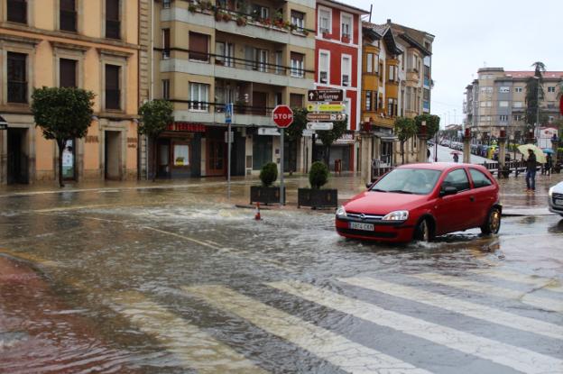 Las calles del centro de Villaviciosa, anegadas durante el último temporal. 