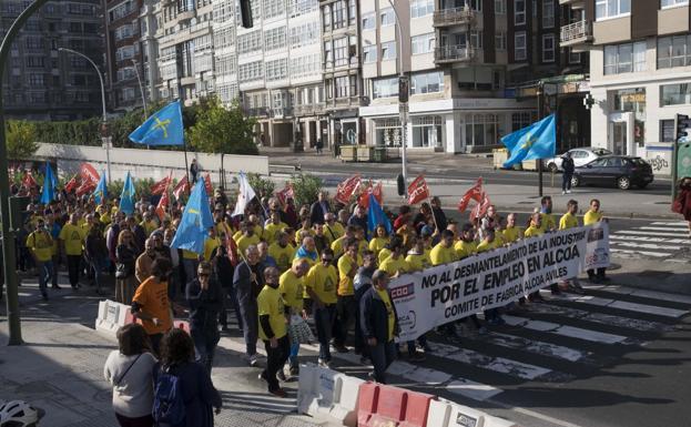 Los comités de Alcoa en Avilés y La Coruña discrepan por la negociación del ERE