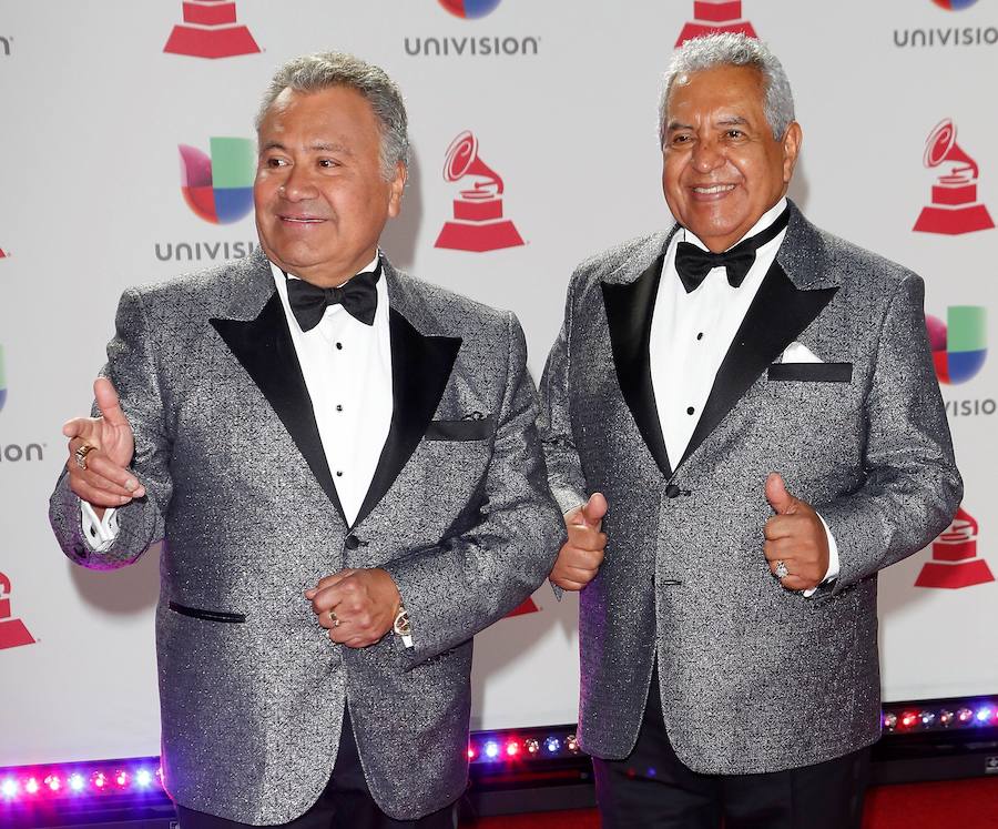 Sonora Santanera posa en los Premios Grammy Latinos.