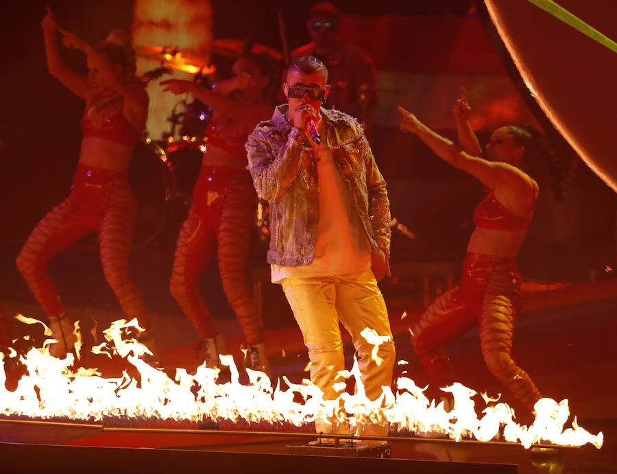 El cantante Bad Bunny durante su actuación en la XIX edición de los Grammy Latinos.