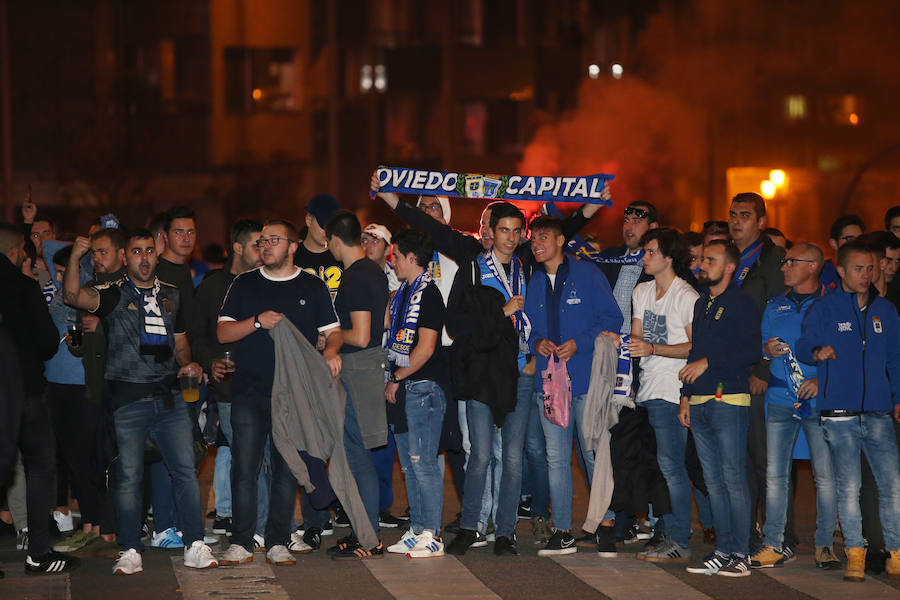 Fotos: Derbi Oviedo - Sporting: La afición azul anima a su equipo en el Tartiere