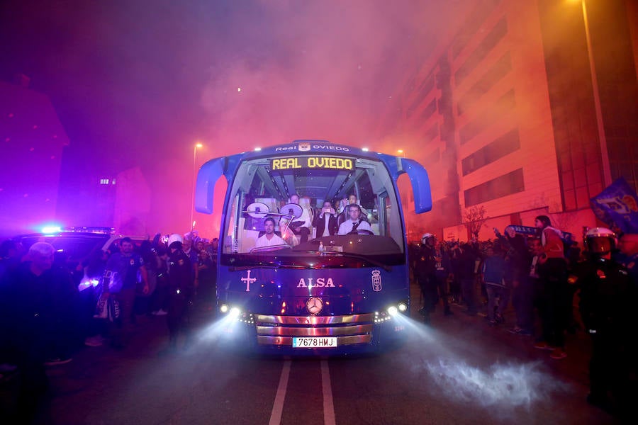 Fotos: Derbi Oviedo - Sporting: La afición azul anima a su equipo en el Tartiere