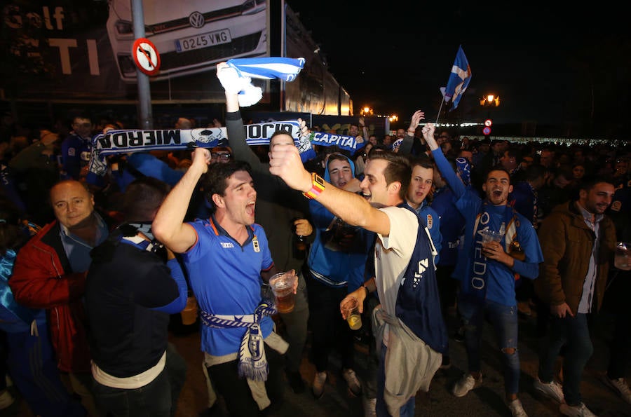 Fotos: Derbi Oviedo - Sporting: La afición azul anima a su equipo en el Tartiere