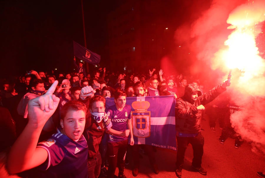 Fotos: Derbi Oviedo - Sporting: La afición azul anima a su equipo en el Tartiere