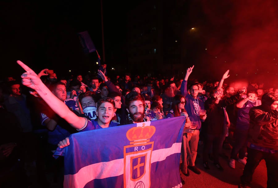 Fotos: Derbi Oviedo - Sporting: La afición azul anima a su equipo en el Tartiere