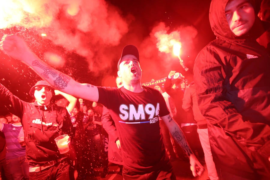 Fotos: Derbi Oviedo - Sporting: La afición azul anima a su equipo en el Tartiere