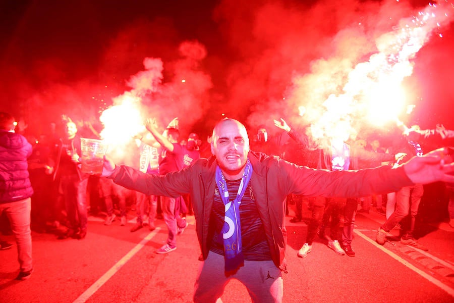 Fotos: Derbi Oviedo - Sporting: La afición azul anima a su equipo en el Tartiere