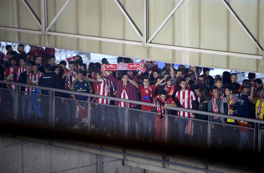 Fotos: Derbi Oviedo - Sporting: La afición azul anima a su equipo en el Tartiere