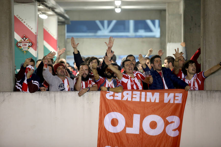 Fotos: Derbi Oviedo - Sporting: La afición azul anima a su equipo en el Tartiere