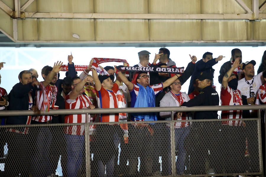 Fotos: Derbi Oviedo - Sporting: La afición azul anima a su equipo en el Tartiere