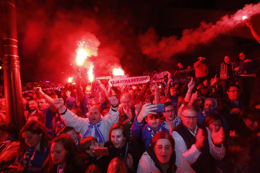 Fotos: Derbi Oviedo - Sporting: La afición azul anima a su equipo en el Tartiere