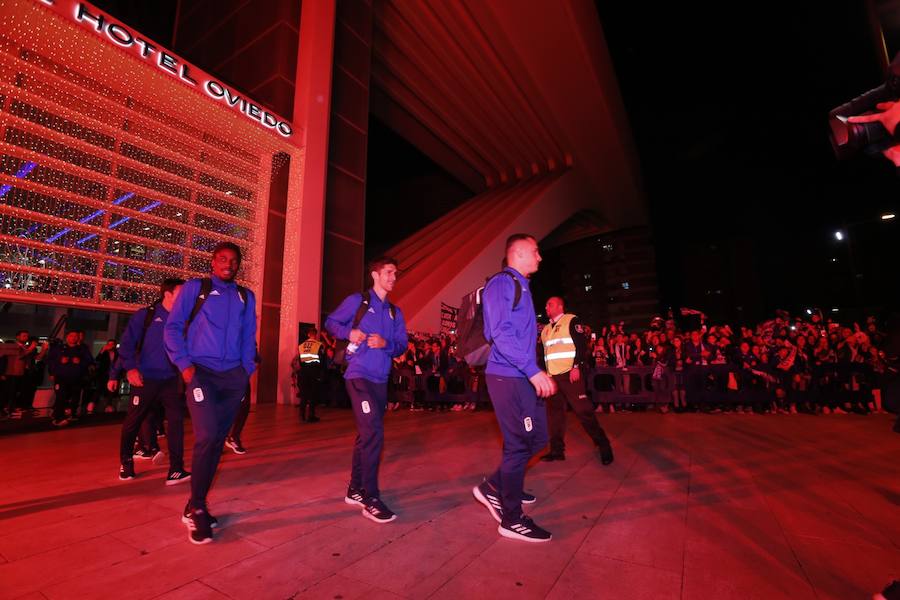 Fotos: Derbi Oviedo - Sporting: La afición azul anima a su equipo en el Tartiere