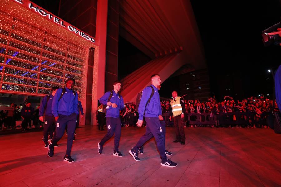 Fotos: Derbi Oviedo - Sporting: La afición azul anima a su equipo en el Tartiere