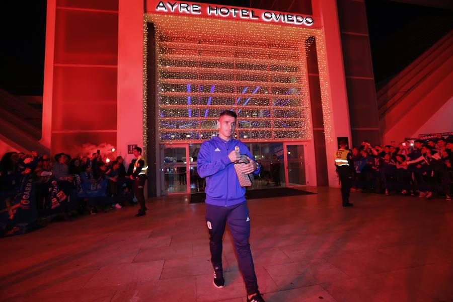 Fotos: Derbi Oviedo - Sporting: La afición azul anima a su equipo en el Tartiere