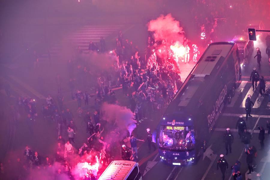 Fotos: Derbi Oviedo - Sporting: La afición azul anima a su equipo en el Tartiere