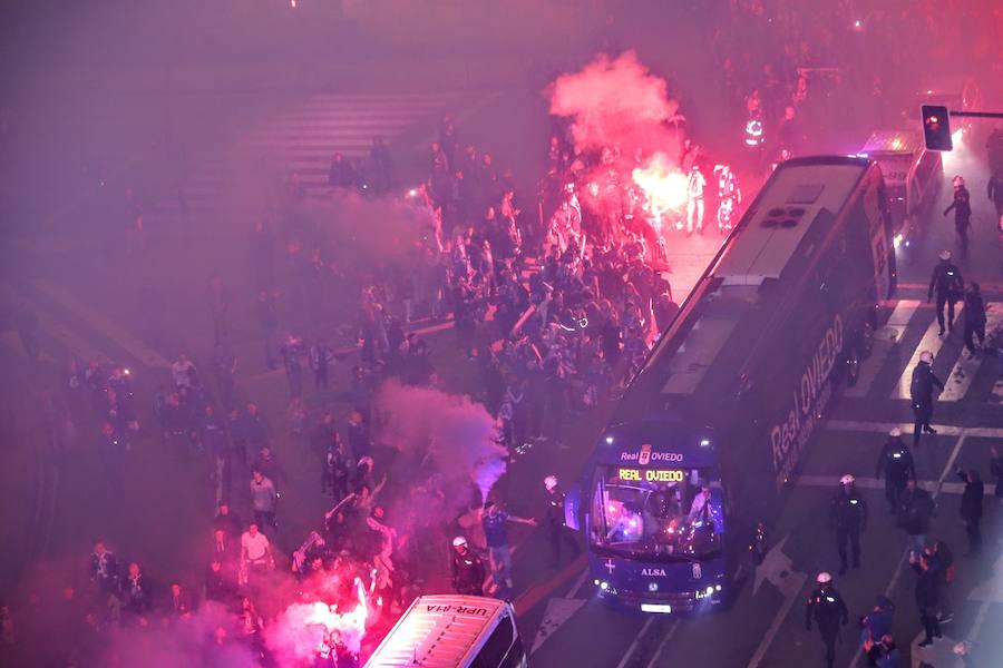 Fotos: Derbi Oviedo - Sporting: La afición azul anima a su equipo en el Tartiere