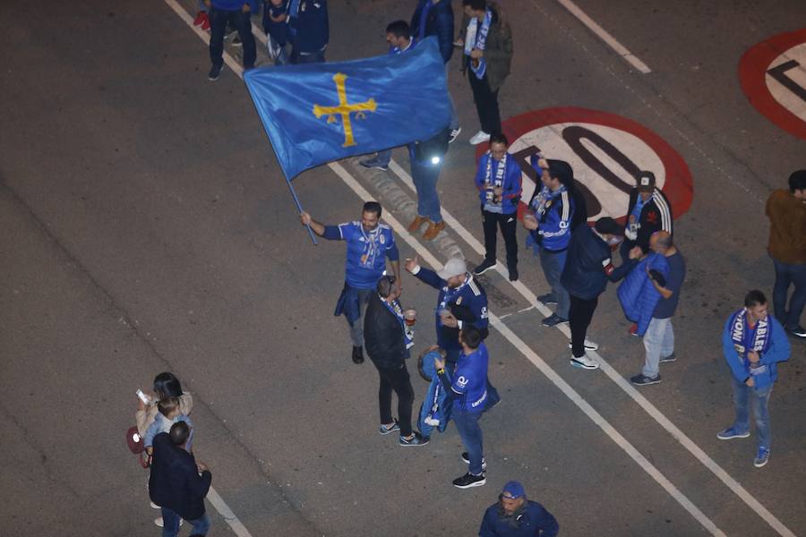 Fotos: Derbi Oviedo - Sporting: La afición azul anima a su equipo en el Tartiere