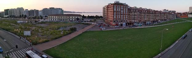 Paso peatonal que divide las parcelas a la venta (derecha) y los terrenos que deben ser reordenados ubanísticamente por el cambio de la estación intermodal (izquierda). 