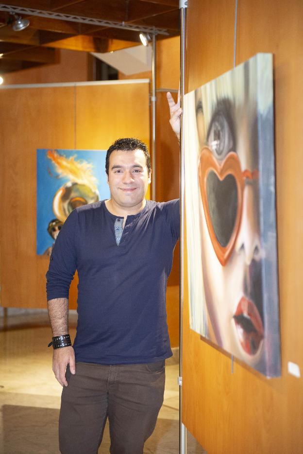 Alejandro Pérez posa con una de sus obras. 