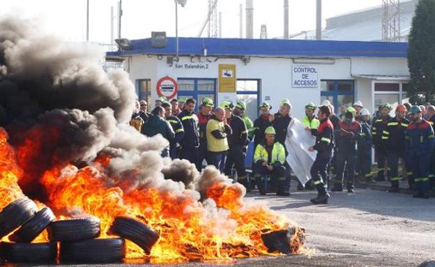 Los trabajadores de Avilés cortaron la entrada a la planta en la concentración de ayer con una nueva quema de neumáticos. 