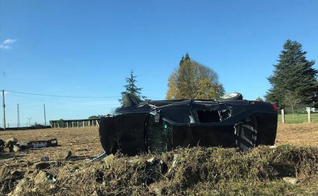 Espectacular accidente sin heridos en la carretera de Quintes