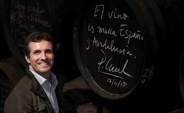 Pablo Casado, durante la visita que realizada a la bodega Lagar Blanco. 