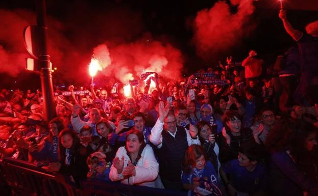 Derbi Oviedo - Sporting: Espectacular recibimiento de la afición del Oviedo a sus jugadores