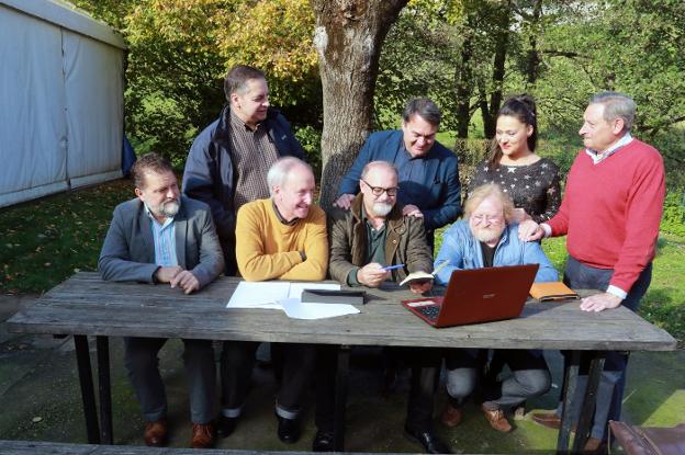 El jurado, reunido en Cenera. A la derecha, su última portada. 