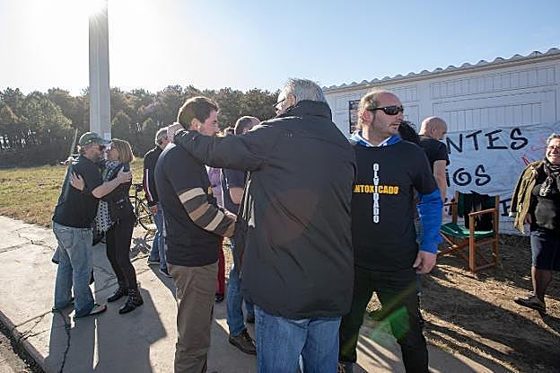 David Román, Víctor Calota y David Peláez reciben muestras de cariño ayer tras comunicar su decisión de abandonar la huelga de hambre y la acampada frente a AZSA. 