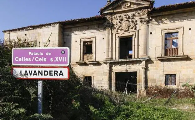 Vista de la fachada principal del palacio de Celles, cuyo cierre perimetral se encuentra caído. 