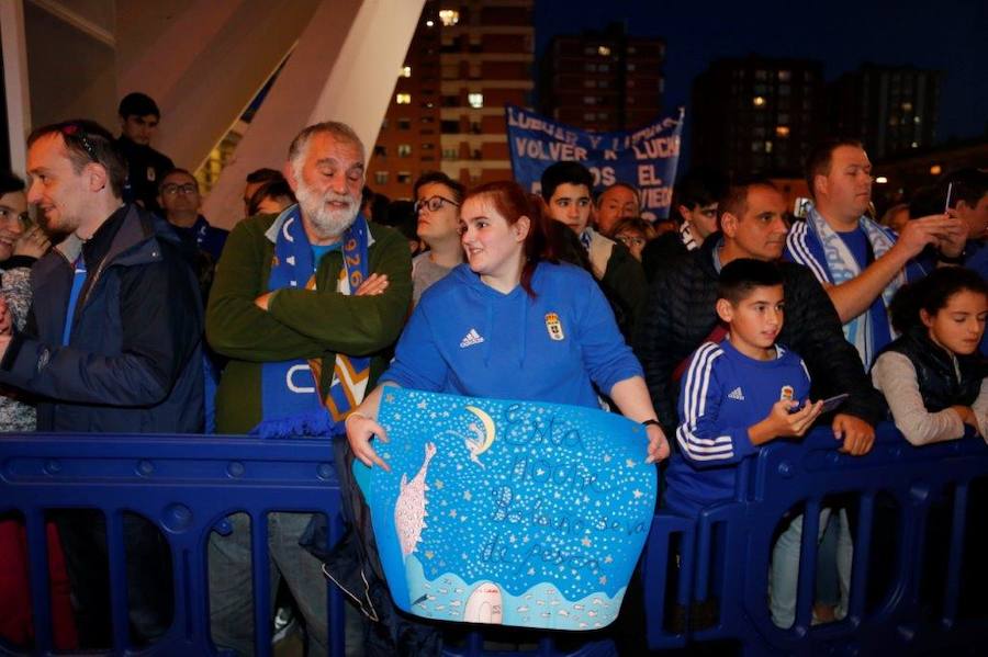 La afición del Real Oviedo explotó de alegría en el Tartiere ante el triunfo de su equipo.