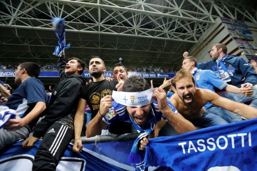 La afición del Real Oviedo explotó de alegría en el Tartiere ante el triunfo de su equipo.