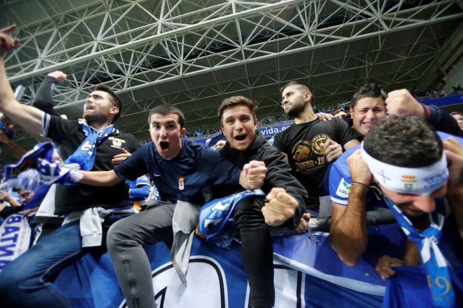 La afición del Real Oviedo explotó de alegría en el Tartiere ante el triunfo de su equipo.