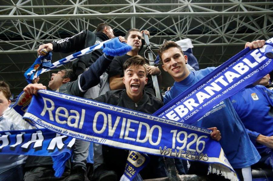 La afición del Real Oviedo explotó de alegría en el Tartiere ante el triunfo de su equipo.