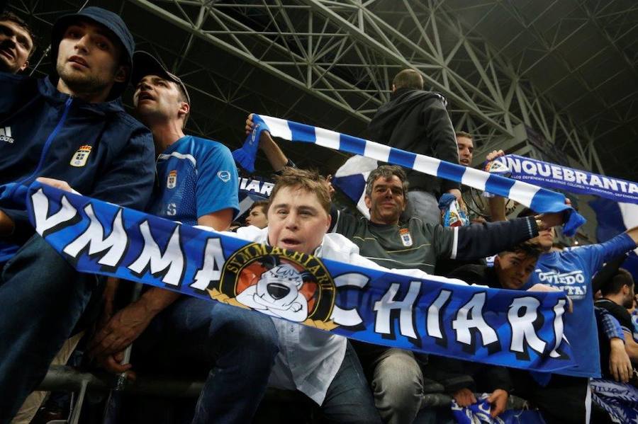 La afición del Real Oviedo explotó de alegría en el Tartiere ante el triunfo de su equipo.