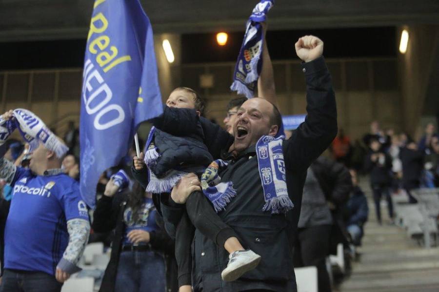 La afición del Real Oviedo explotó de alegría en el Tartiere ante el triunfo de su equipo.