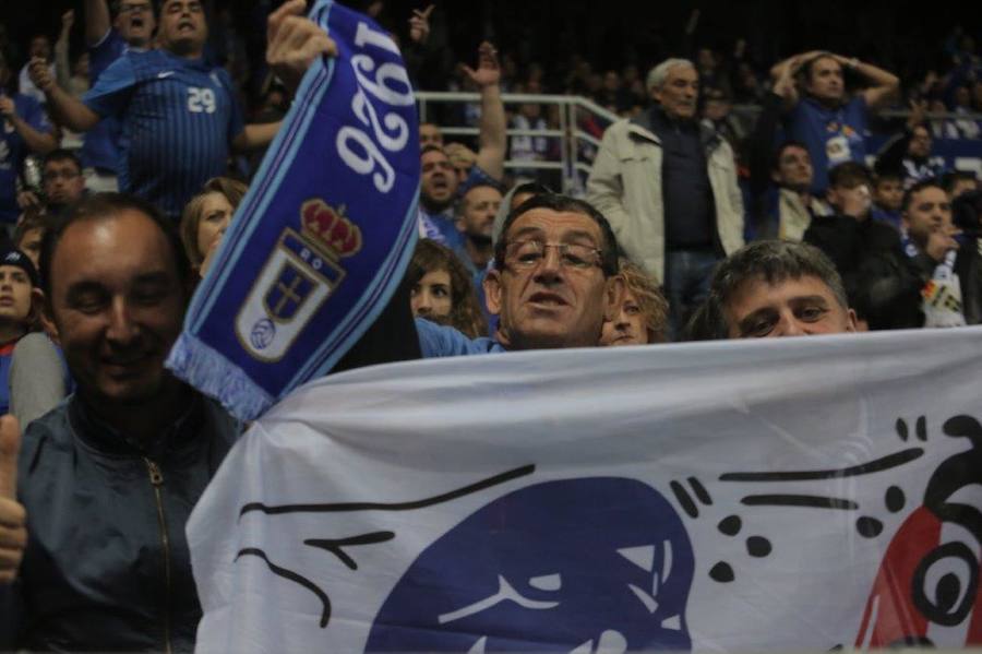 La afición del Real Oviedo explotó de alegría en el Tartiere ante el triunfo de su equipo.