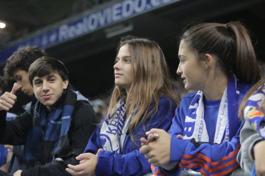 La afición del Real Oviedo explotó de alegría en el Tartiere ante el triunfo de su equipo.