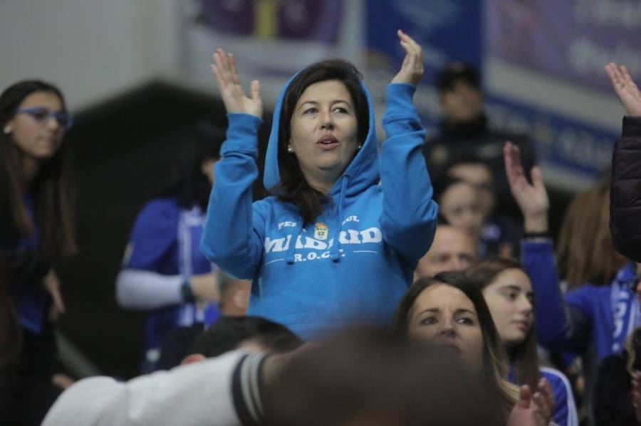 La afición del Real Oviedo explotó de alegría en el Tartiere ante el triunfo de su equipo.