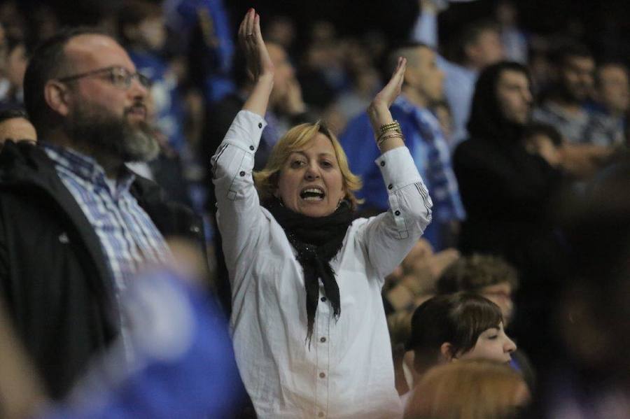 La afición del Real Oviedo explotó de alegría en el Tartiere ante el triunfo de su equipo.