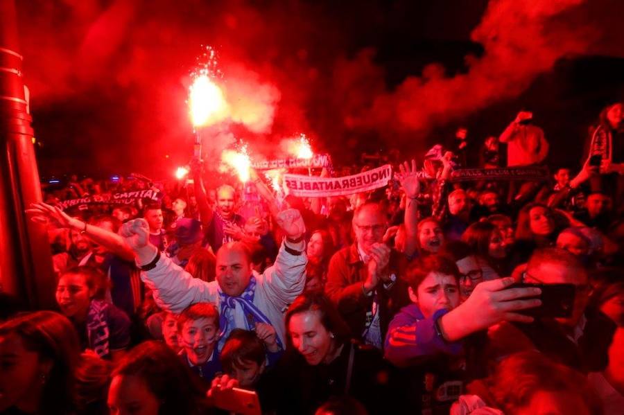 La afición del Real Oviedo explotó de alegría en el Tartiere ante el triunfo de su equipo.