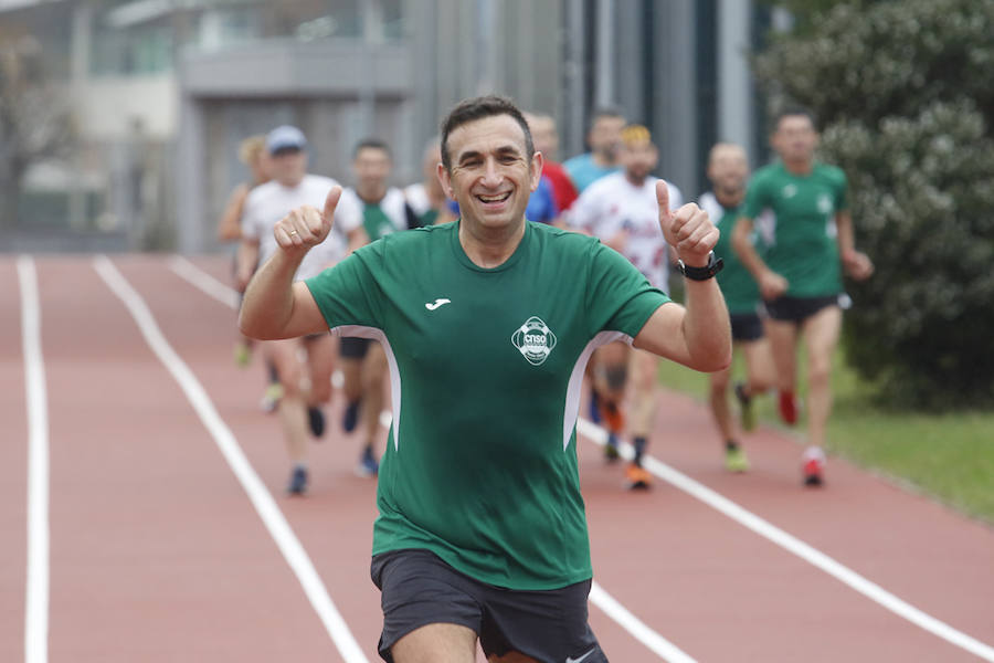 El atleta lavianés Héctor Moro corre en las pistas de atletismo del Club Natación Santa Olaya, una Maratón Solidaria, a favor de la Fundación Josep Carreras contra la Leucemia.