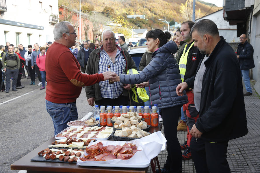  150 trabajadores de la mina de León se han manifestado este lunes Cerredo, Degaña. Su marcha, para pedir el mantenimiento del sector, tiene como destino Oviedo. 