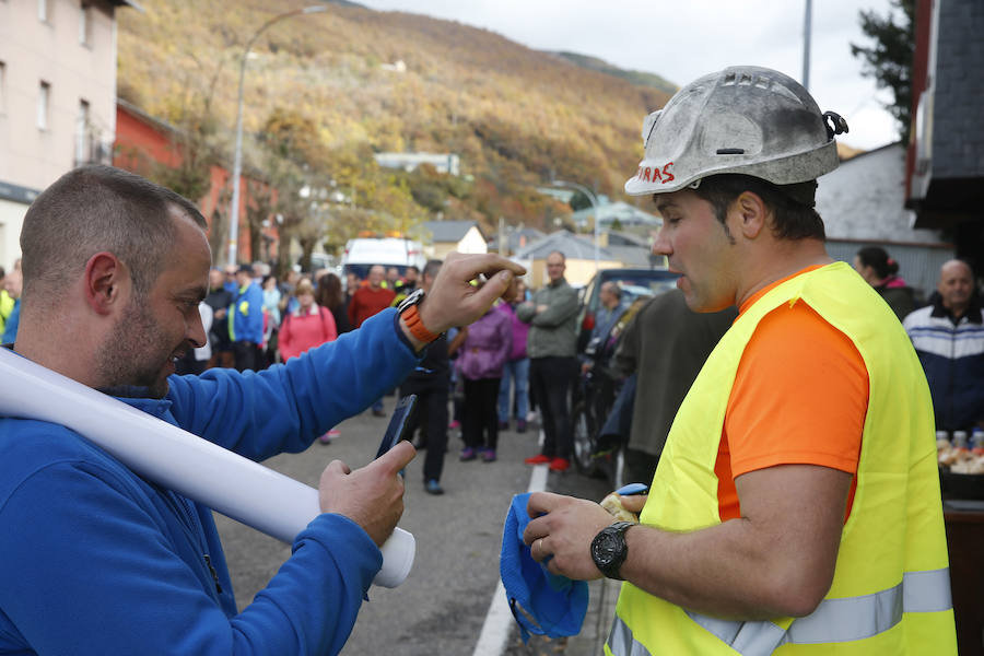  150 trabajadores de la mina de León se han manifestado este lunes Cerredo, Degaña. Su marcha, para pedir el mantenimiento del sector, tiene como destino Oviedo. 