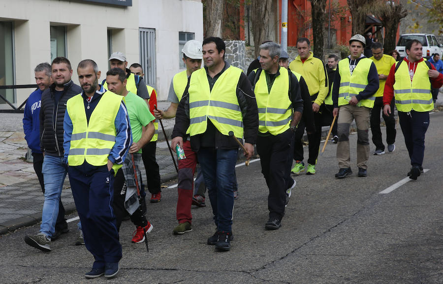  150 trabajadores de la mina de León se han manifestado este lunes Cerredo, Degaña. Su marcha, para pedir el mantenimiento del sector, tiene como destino Oviedo. 