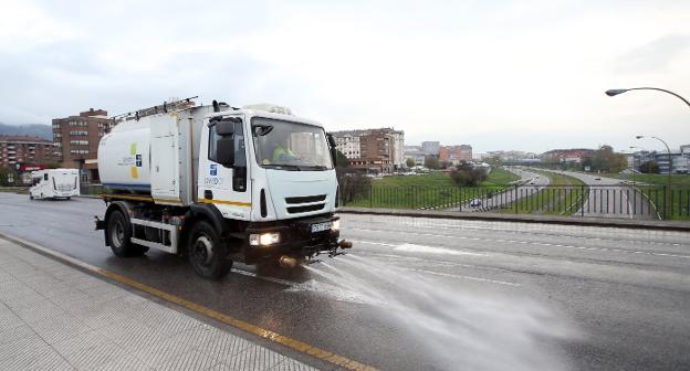 El servicio de Limpieza regó las calles en el entorno de la 'Y' para mitigar la contaminación del aire por polvo en suspensión. 